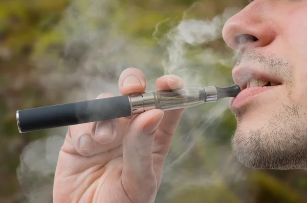 Genç sigara içen vaping e-sigara mi Buharlaştırıcı.