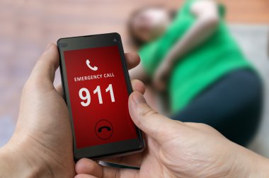 Akıllı adam arama acil (911 numarası). Yaralı kadın kaza geçirdi ve yerde yatarken.
