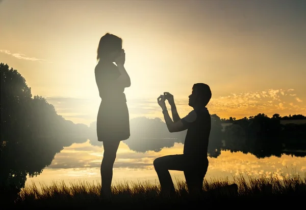 Conceito de proposta de casamento. Casal jovem tem namoro ao pôr-do-sol. M — Fotografia de Stock