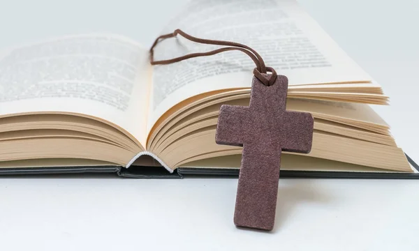 Cruz y Santa Biblia. Concepto de religión . —  Fotos de Stock