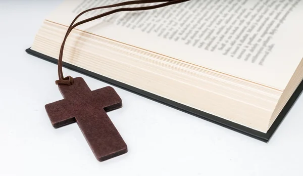 クロスと神聖な聖書。宗教概念. — ストック写真