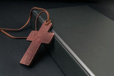 Hıristiyanlık kavramı. Tahta haç ve kutsal İncil.
