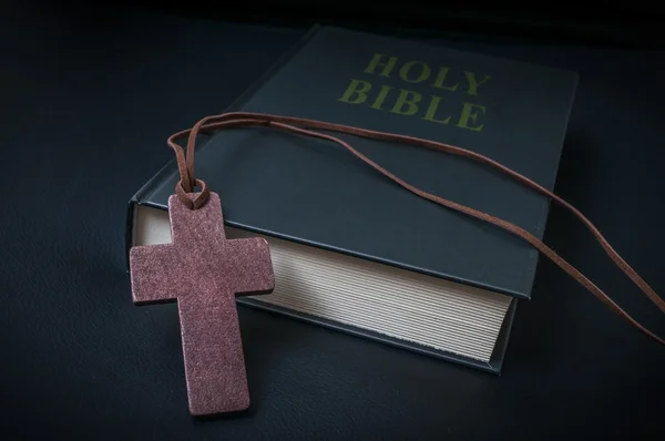 Crucifijo de madera en collar y Santa Biblia . —  Fotos de Stock