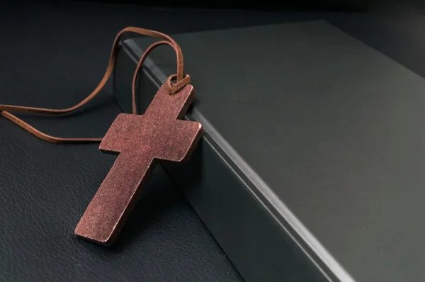 キリスト教の概念。木製の十字架と聖書. — ストック写真