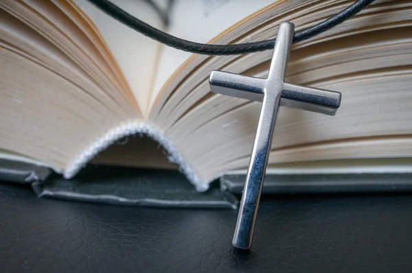 Crucifijo metálico y abrió la Santa Biblia . —  Fotos de Stock