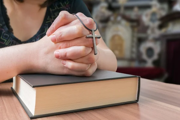 Femme priante tient la croix dans l'église . — Photo