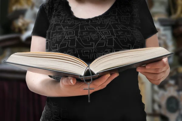 Sermon ou homélie à l'église. Femme lit la Bible . — Photo