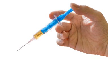 El şırınga tutar. Aşılama kavramı. Beyaz arka plan üzerinde izole