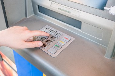 El nakit çekme Atm makine içinde PIN kodunu girme. Bankacılık kavramı.
