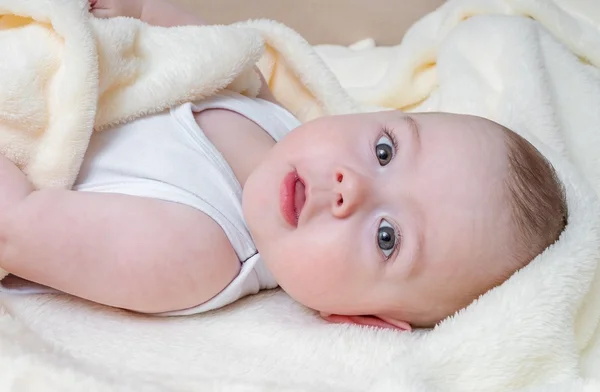 Retrato del bebé acostado. Concepto de cuidado infantil . — Foto de Stock