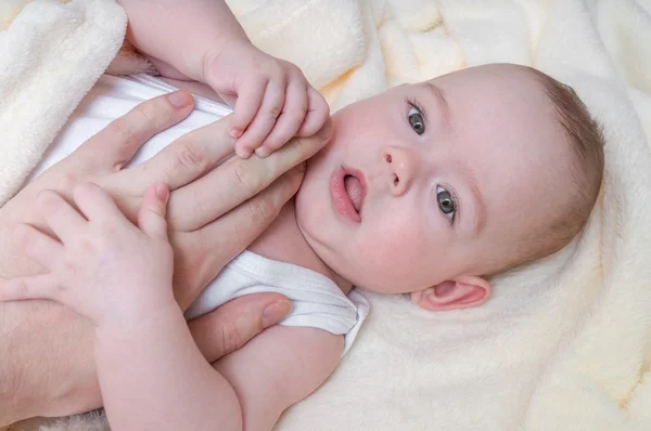 Conceito de adoção de bebê. Bebê segura a mão de um homem . — Fotografia de Stock