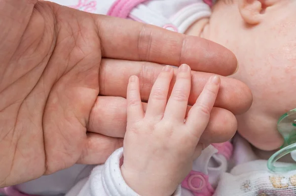 Concepto de cuidado del bebé. Niño toma de la mano de su padre . —  Fotos de Stock