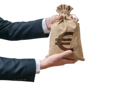 İşadamının elleri Euro işareti ile para dolu çanta tutar. Beyaz arka planda yalıtılmış.