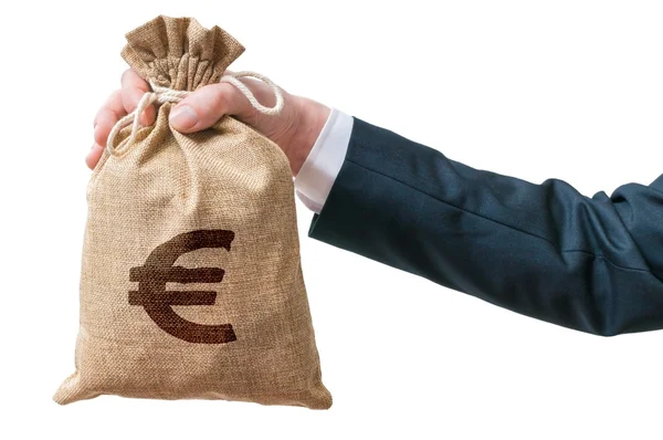 Main d'homme d'affaires tient sac plein d'argent avec signe Euro. Isolé sur fond blanc . — Photo