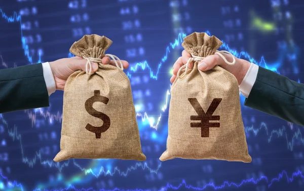 Conceptul valutar. Mâinile țin sacul plin de bani - Dolar și Yen . — Fotografie, imagine de stoc