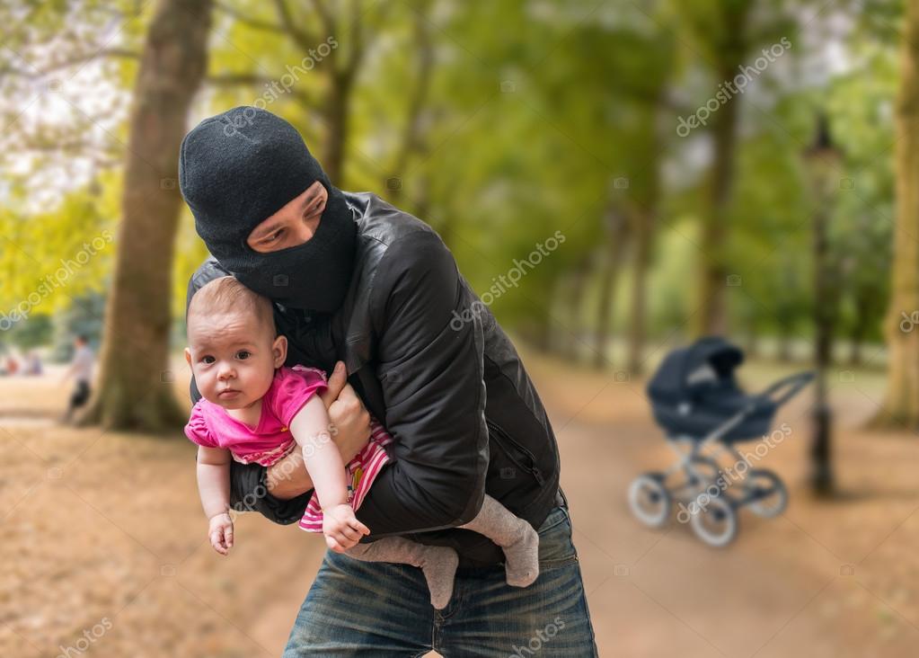 приснились незнакомые дети. незнакомец хватает ребенка за руку и тащит за собой. ребенок и незнакомец. поведение с незнакомыми людьми. похищение ребенка с коляски.