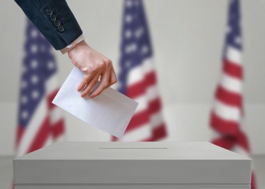 Amerika Birleşik Devletleri'nde seçim. Seçmen oy pusulasının üstünde zarfı elinde tutuyor.