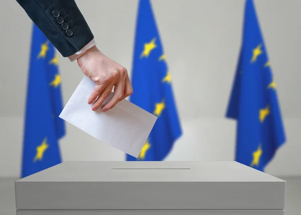 Elecciones en la UE. Votante sostiene sobre en mano sobre papeleta de votación . — Foto de Stock