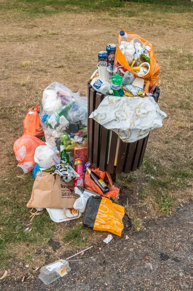 Pollution concept. Overflowing trash bin in park. 3rd August 2014. London, United Kingdom. — Stock Photo, Image