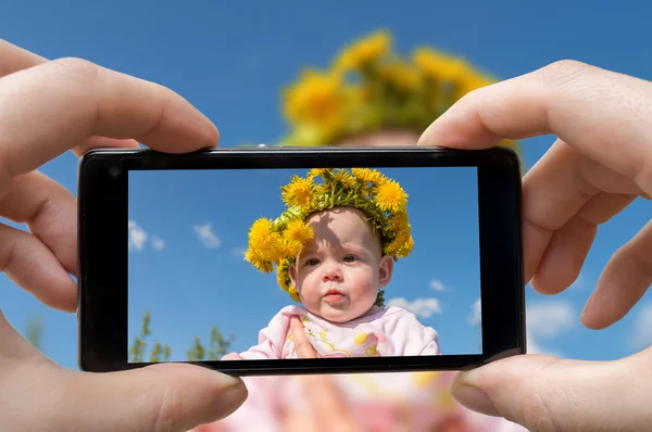 Padre está fotografiando bebé feliz con teléfono inteligente . — Foto de Stock