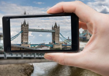 Turist London Bridge smartphone ile fotoğraf çekimi.