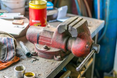 Mengene ve diğer aletler ve araçlar.