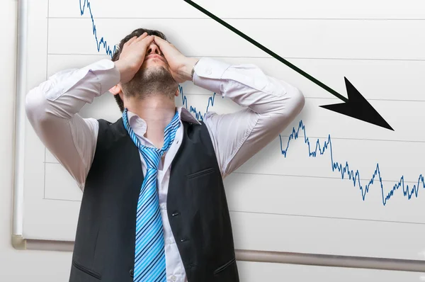 糟糕的投资或经济危机概念。商人是失望从失去在证券交易所。箭头下背景在白板上的图表. — 图库照片