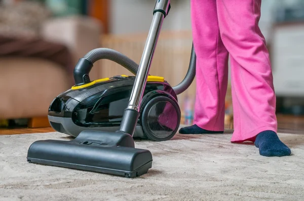 Wanita yang menyedot debu karpet dengan vacuum cleaner . — Stok Foto
