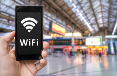 Adam smartphone ücretsiz Wi-Fi ile tren istasyonunda tutar..