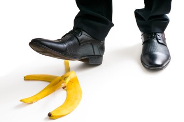 Yürüyen işadamı dekonta muz kabuğuna gidiyor.