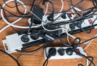 Elektrik tüketimi kavramı. Pek çok kablo takılı elektrikli ev aletleri.