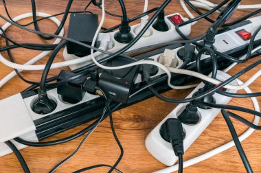 Elektrik tüketimi kavramı. Pek çok kablo takılı elektrikli ev aletleri.