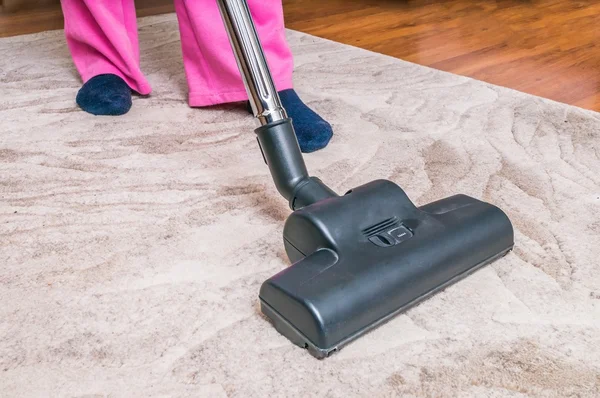 Wanita yang menyedot debu karpet dengan vacuum cleaner . — Stok Foto