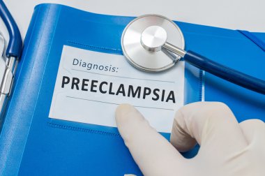 Hasta dosyaları preeklampsi tanısı ile mavi klasör.