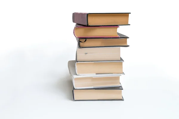 Muitos livros empilhados isolados em fundo branco . — Fotografia de Stock