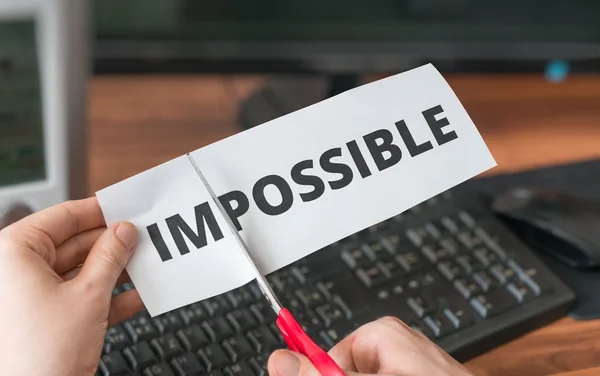 Possibilità, successo e concetto di sfida. L'uomo sta tagliando la carta con una parola impossibile per rendere possibile . — Foto Stock