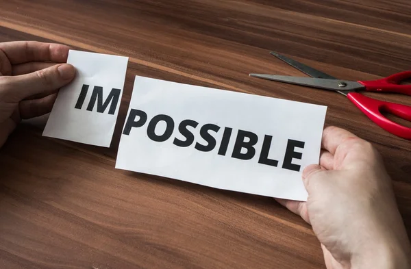 Possibilità, successo e concetto di sfida. L'uomo sta tagliando la carta con una parola impossibile per rendere possibile . — Foto Stock