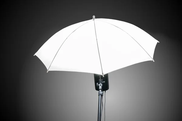 Paraguas blanco para flash de estudio sobre fondo negro . — Foto de Stock