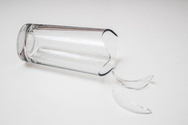 Kırık cam içmek için. Beyaz arka plan üzerinde izole.