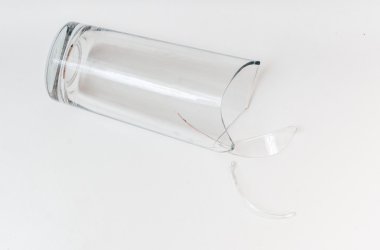 Kırık cam içmek için. Beyaz arka plan üzerinde izole.