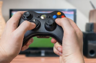 Genç adam video oyunları oynamak ve oyun çubuğu veya controlle tutar