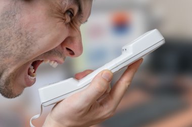 Kızgın adam telefon bağırıyor.