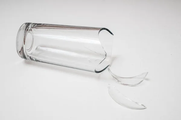Sticlă spartă pentru băut. Izolat pe fundal alb . — Fotografie, imagine de stoc