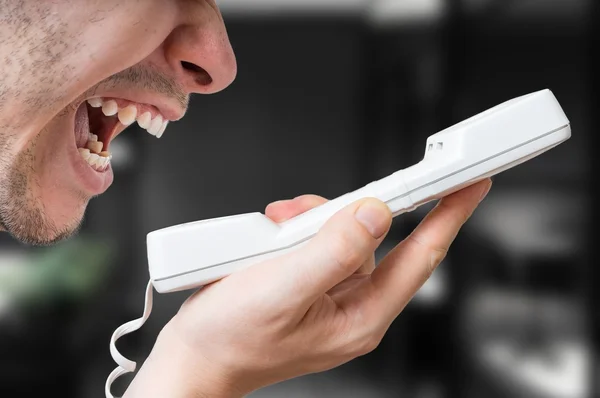 Dühös ember kiabál, telefon. — Stock Fotó