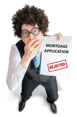Hayal kırıklığına adam belge reddedilen mortgage uygulaması ile gösteriyor. Beyaz arka plan üzerinde izole.