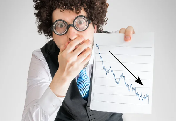 Unglücklicher Buchhalter zeigt Diagramm der Fehlinvestitionen und Verluste Fortschritte — Stockfoto