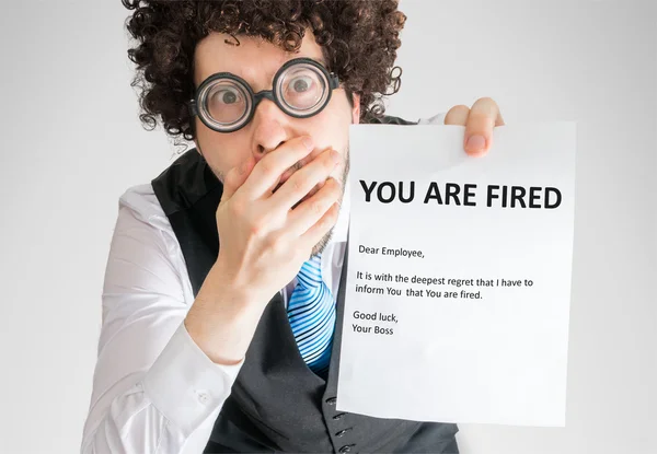 Geschokt werknemer vertoont brief met u zijn ontslagen bericht. — Stockfoto