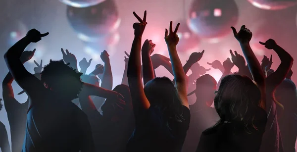 Nightlife and disco concept. Young people are dancing in club. — Stock Photo, Image