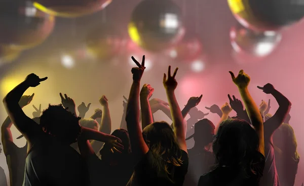 Vita notturna e discoteca concetto. Le silhouette dei giovani ballano in discoteca — Foto Stock