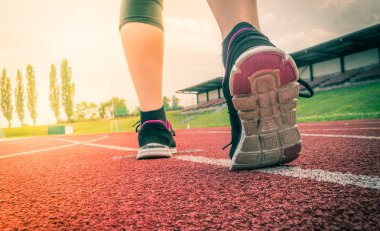 Atlet ya da sprinter stadyumda akşamları çalışıyor.